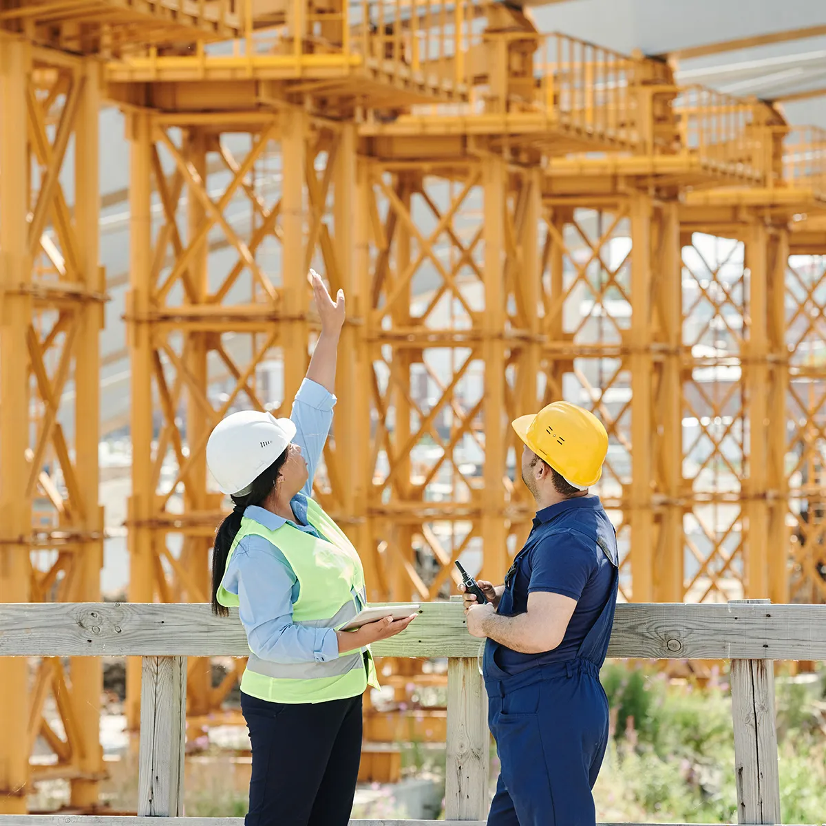 Trabajadores con casco en obra