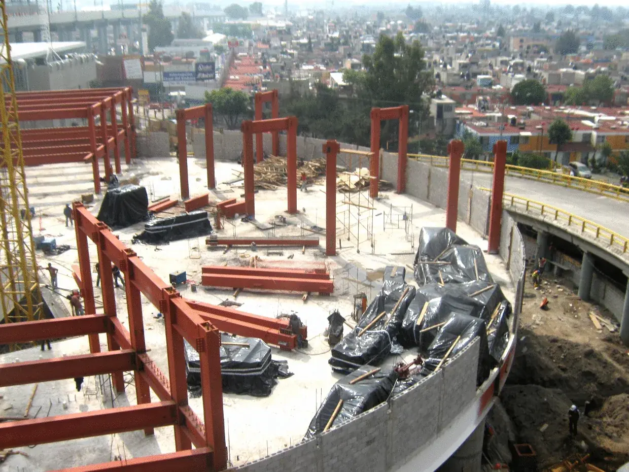 Estructura metálica de una obra en proceso, con vista a la ciudad