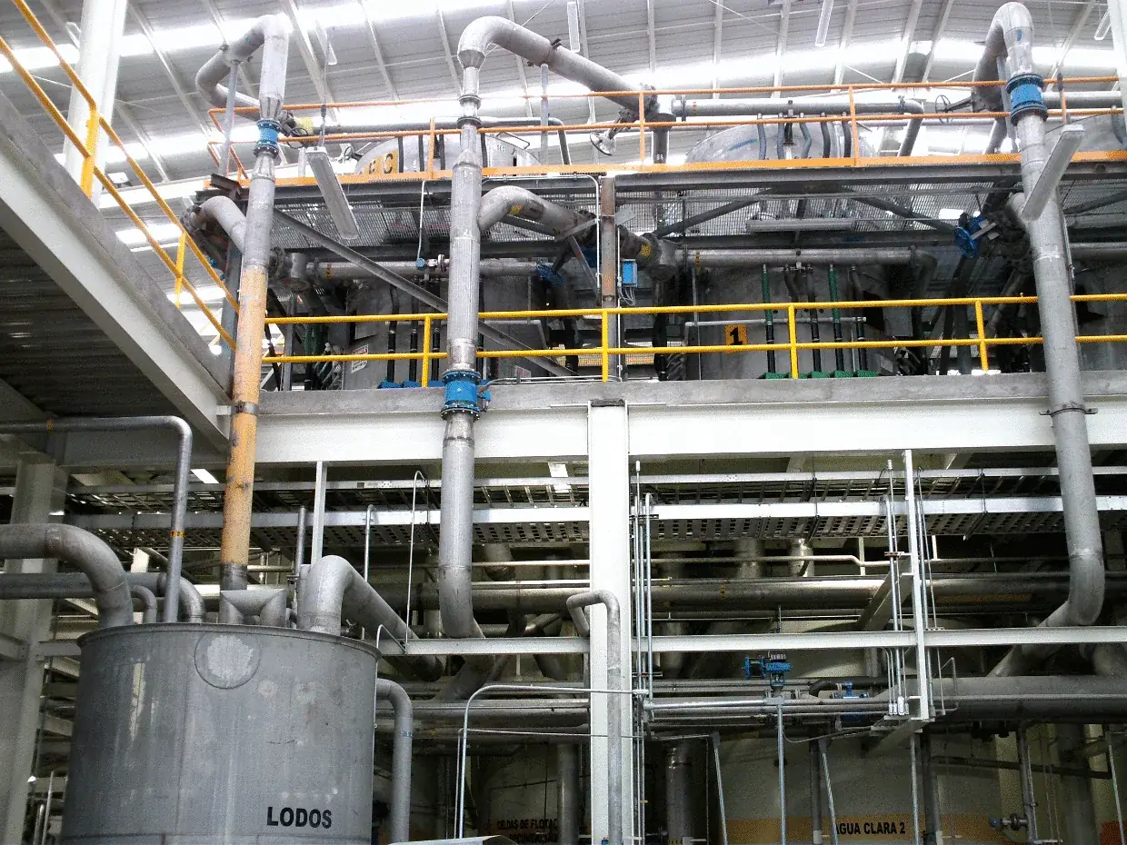 Planta de tratamiento con tuberías y equipos instalados