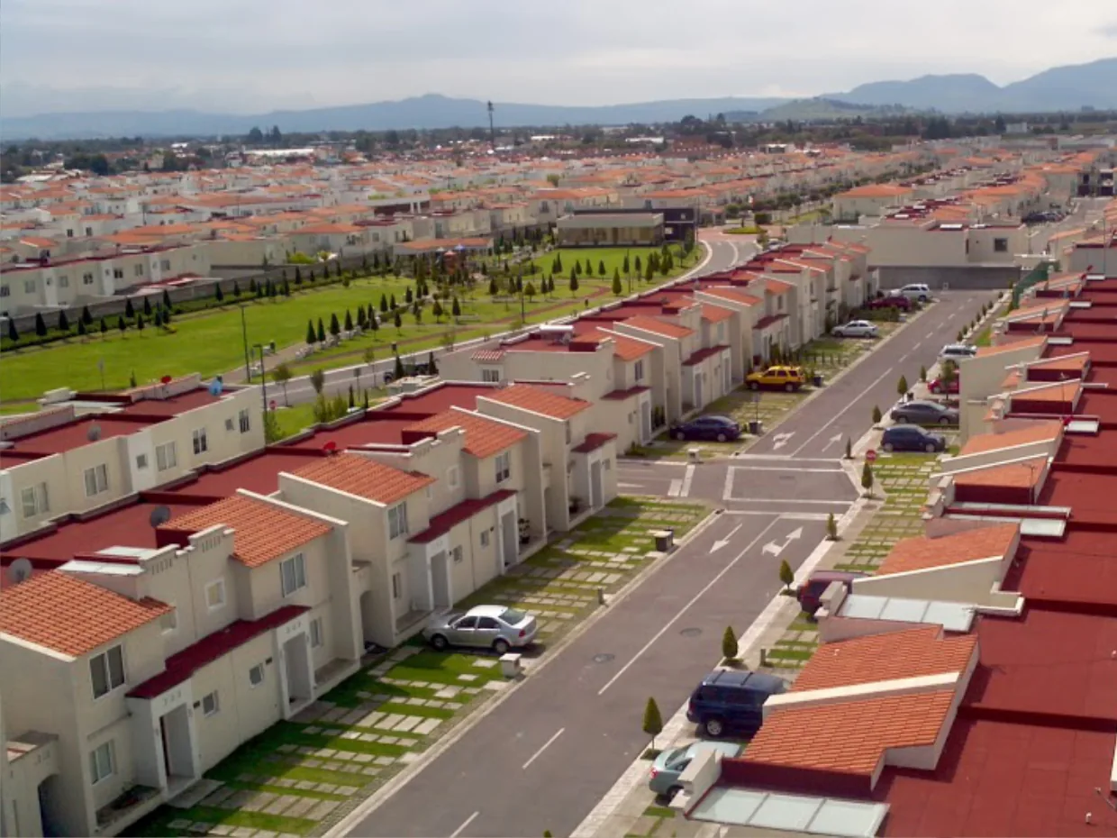 Fraccionamiento de vivienda terminado, con calles, áreas verdes y casas entregadas