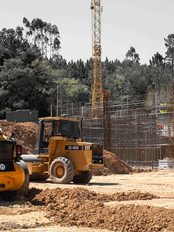 Excavadora en obra de construcción — sector constructoras