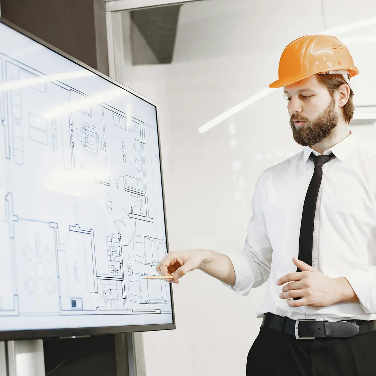 Ingeniero revisando plano arquitectónico